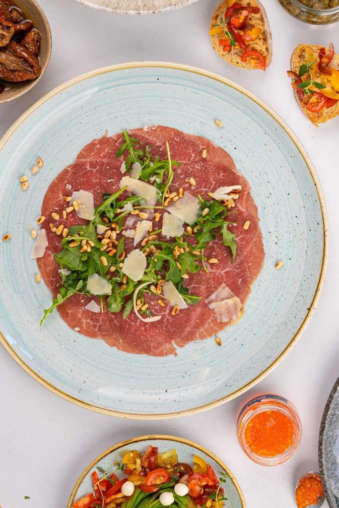 Wagyu er eksklusivt og populært oksekød — og af god grund!Mørt, marmoreret og en helt fantastisk smag er kendetegnet ved Wagyu. 