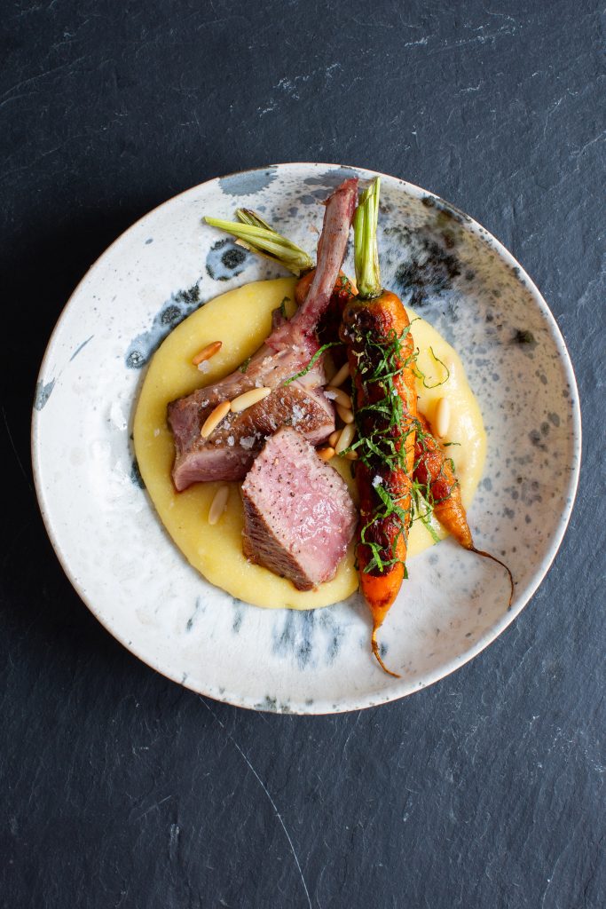 Lamme koteletter med polenta, gulerødder og mynte