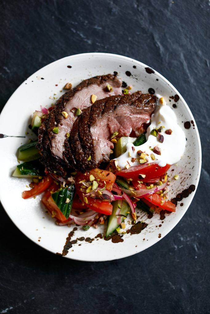Lammekoelle-med-Five-Spice-graesk-salat-og-saltet-yoghurt