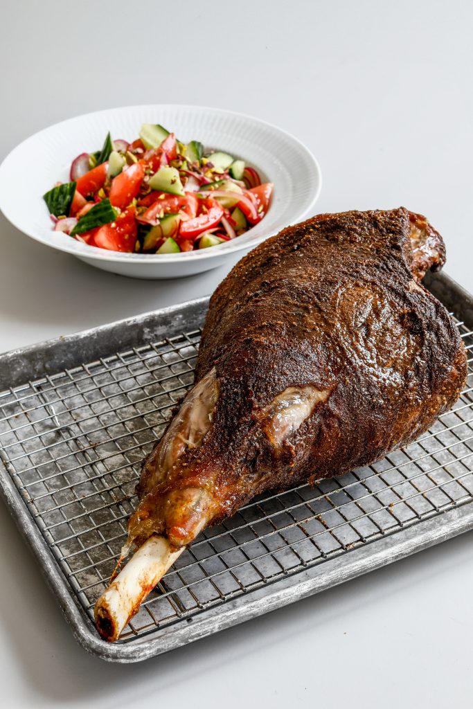 Lammekoelle-med-Five-Spice-graesk-salat-og-saltet-yoghurt