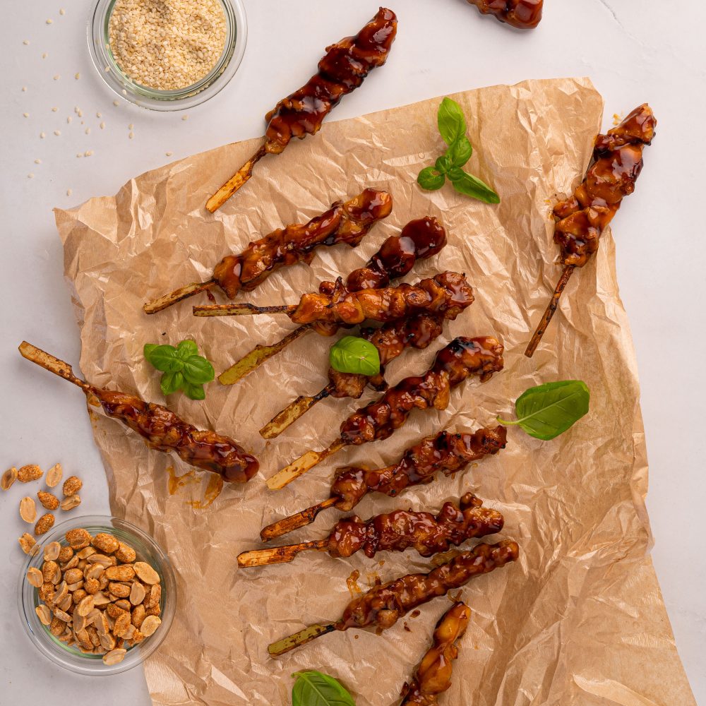 Yakitori spyd på papir med teriyaki